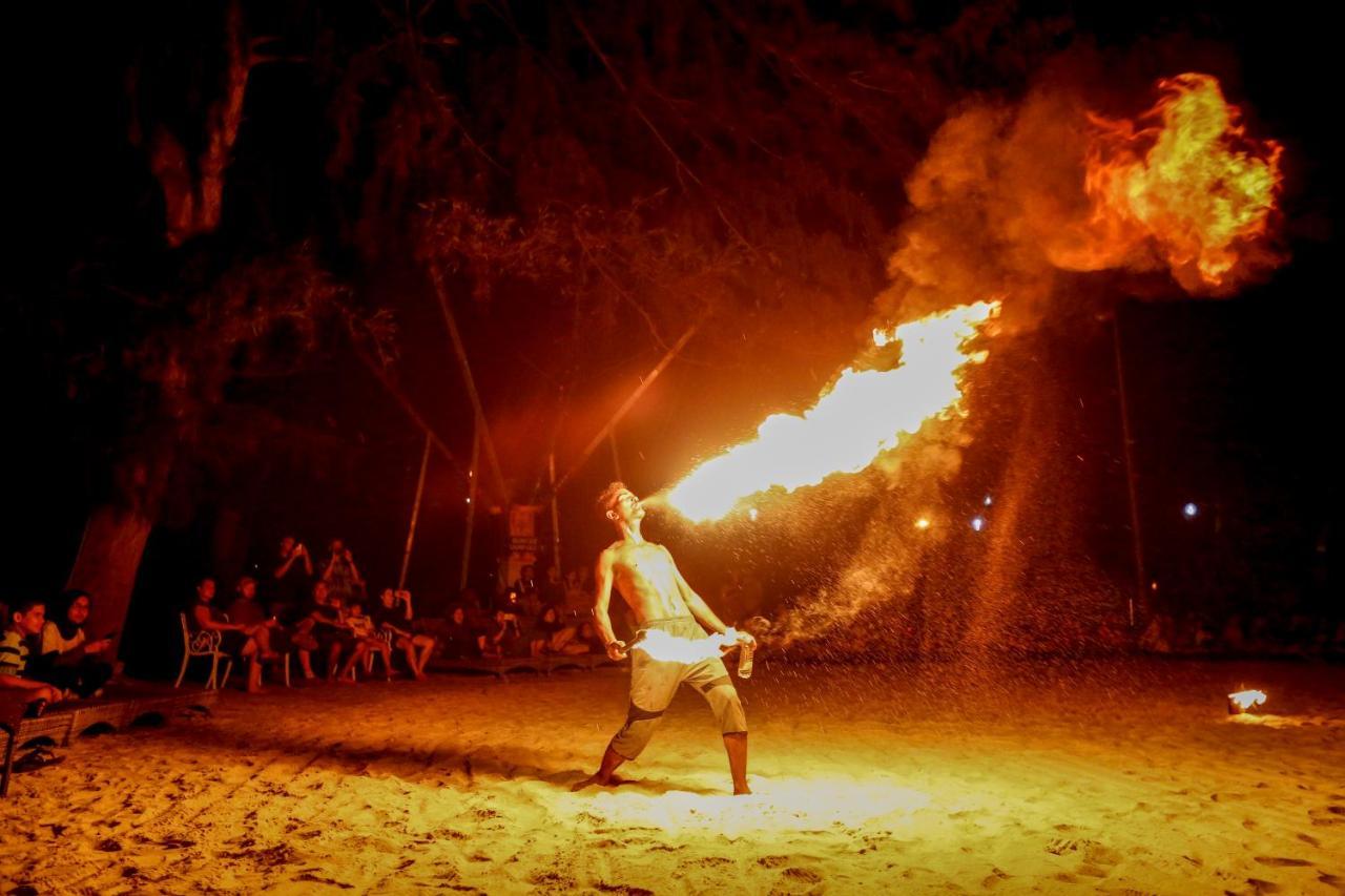 Avani Sepang Goldcoast Resort Kampong Bagan Lalang Dış mekan fotoğraf Luau fire dancer