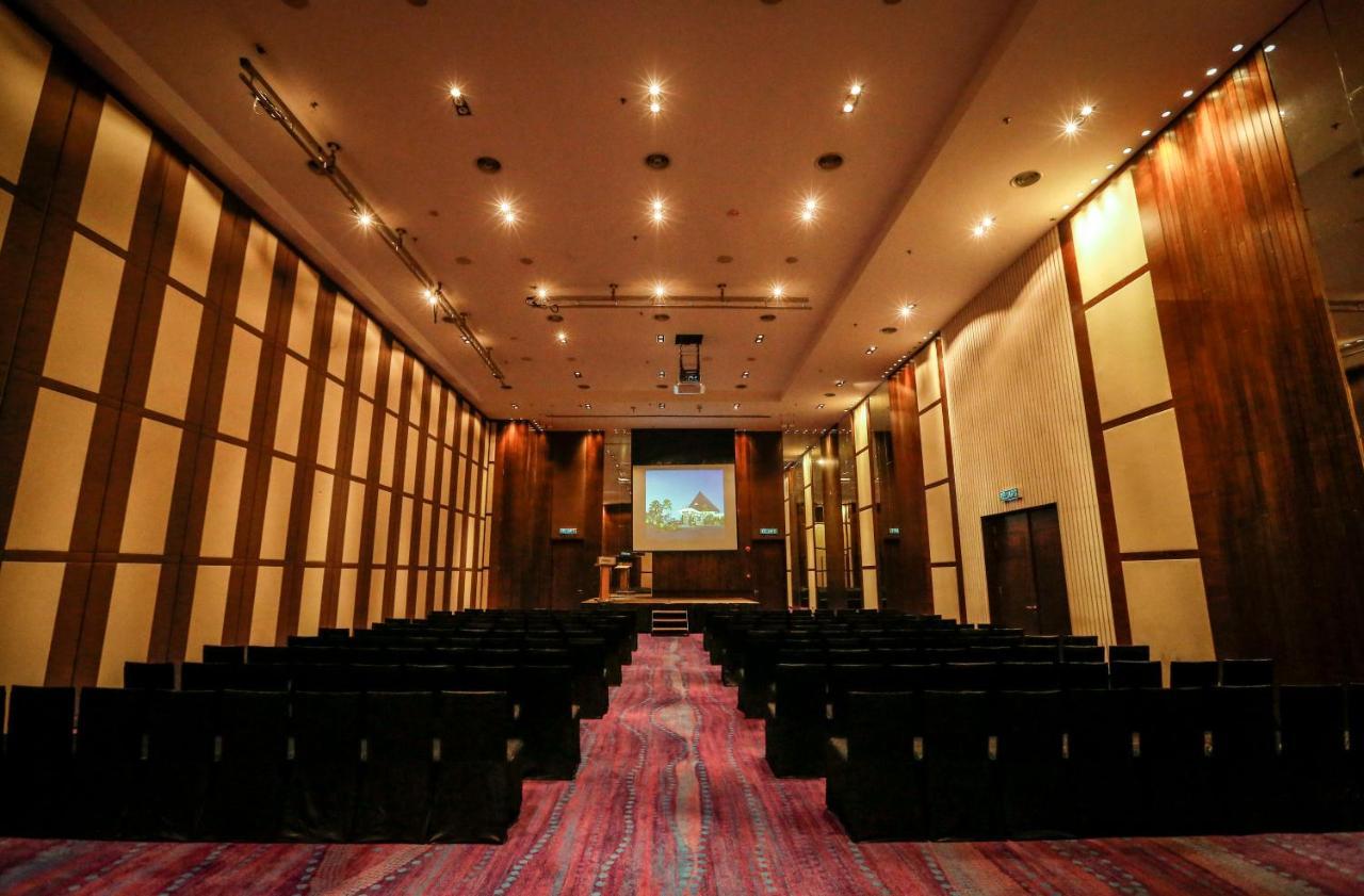 Avani Sepang Goldcoast Resort Kampong Bagan Lalang Dış mekan fotoğraf The Auditorium