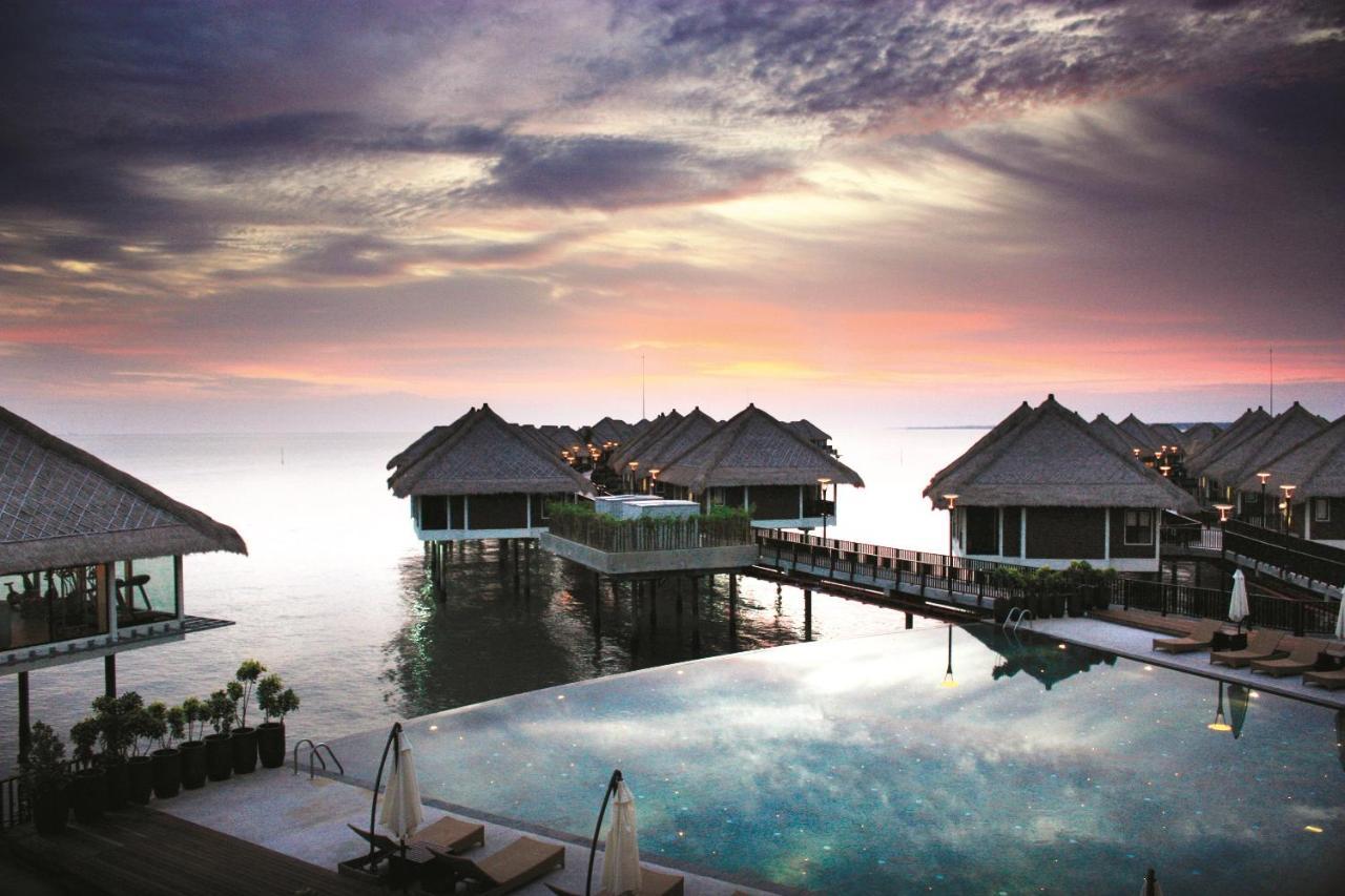 Avani Sepang Goldcoast Resort Kampong Bagan Lalang Dış mekan fotoğraf The resort's overwater villas