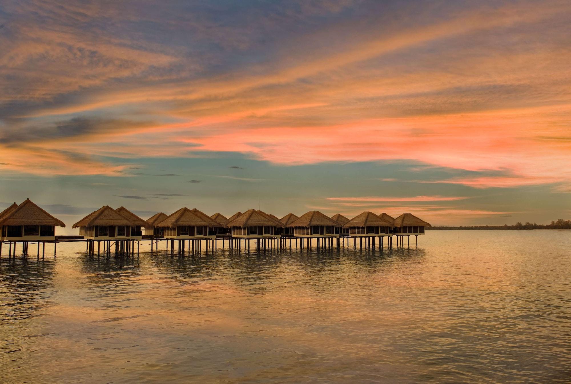Avani Sepang Goldcoast Resort Kampong Bagan Lalang Dış mekan fotoğraf Sunset at the Shangri-La Resort