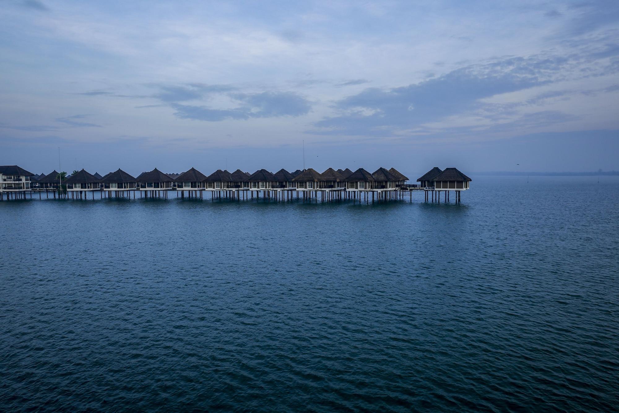 Avani Sepang Goldcoast Resort Kampong Bagan Lalang Dış mekan fotoğraf Overwater bungalows at the resort