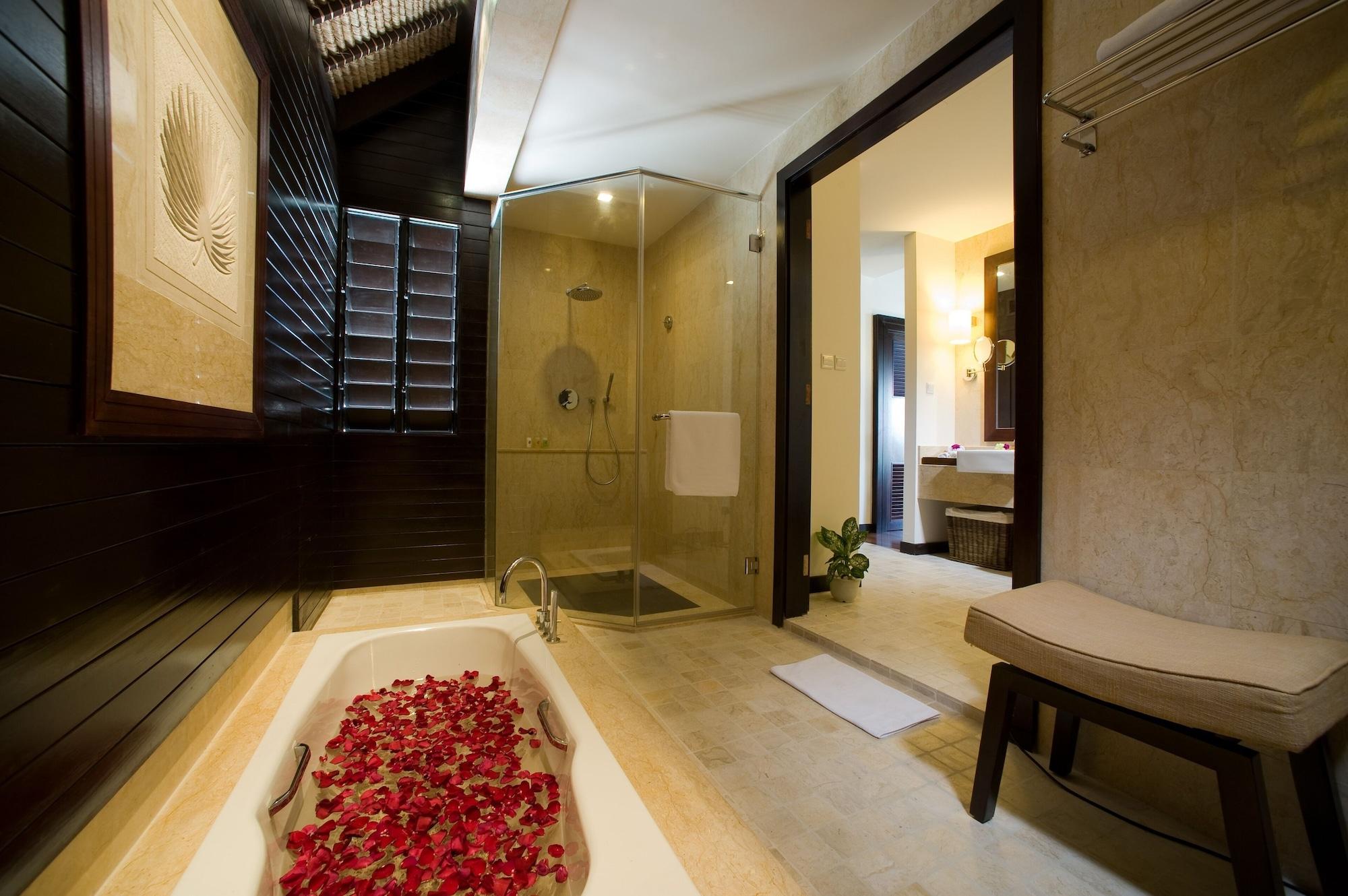 Avani Sepang Goldcoast Resort Kampong Bagan Lalang Dış mekan fotoğraf A bathroom at The Oberoi, Mumbai