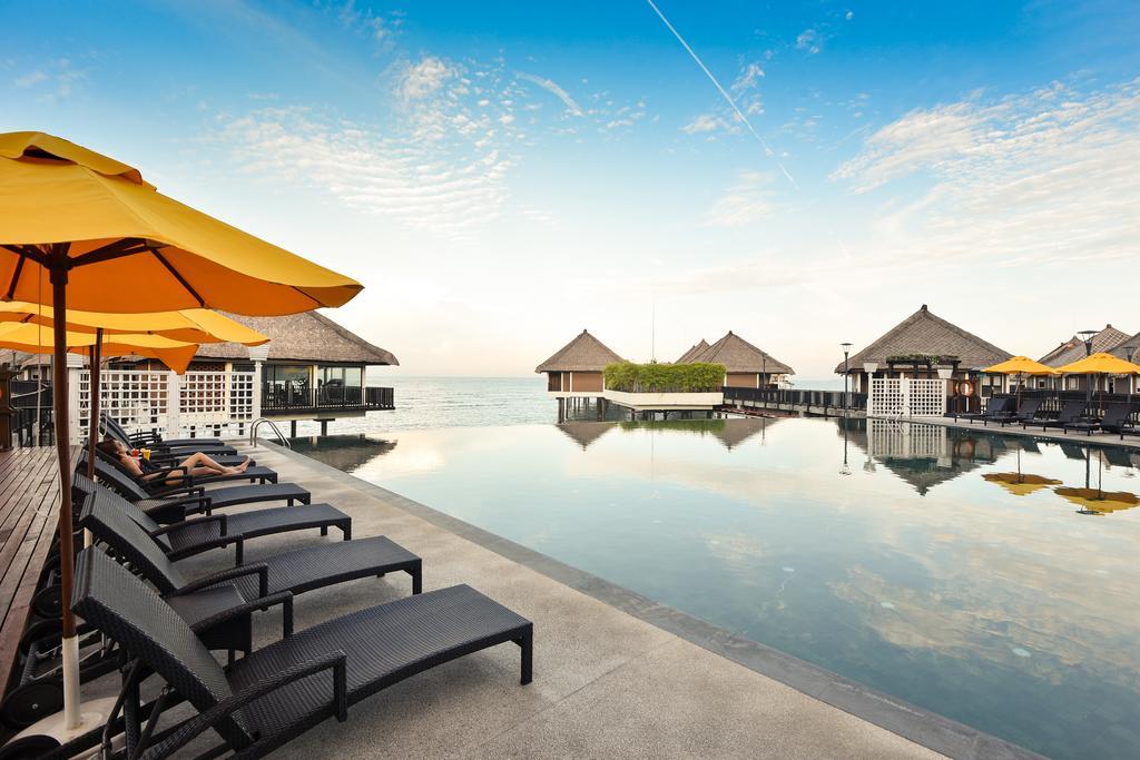 Avani Sepang Goldcoast Resort Kampong Bagan Lalang Dış mekan fotoğraf The resort's infinity pool