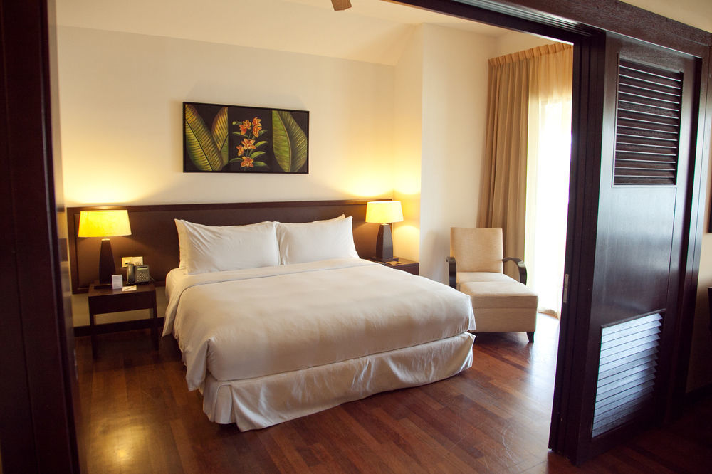 Avani Sepang Goldcoast Resort Kampong Bagan Lalang Dış mekan fotoğraf A bedroom at the Shangri-La Hotel, Kuala Lumpur